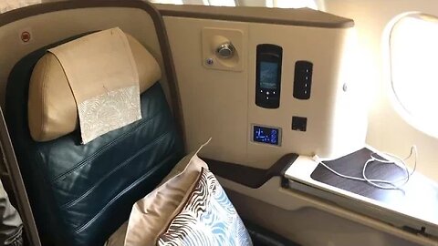 [UL890 BKK-HKG] SriLankan Airlines NEW A330-300 business class Bangkok to Hong Kong