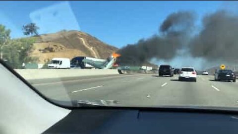 Aereo d'epoca si schianta in autostrada negli USA