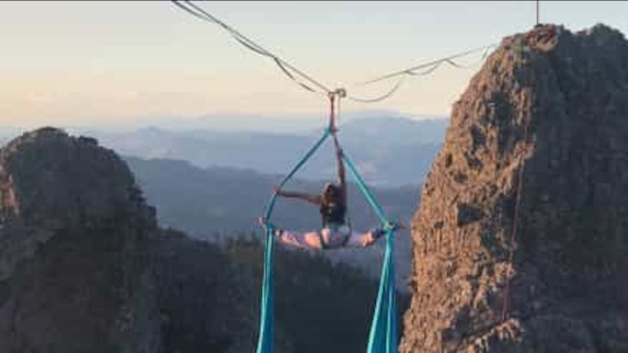 Acrobacias no tecido praticadas em altura vertiginosa!