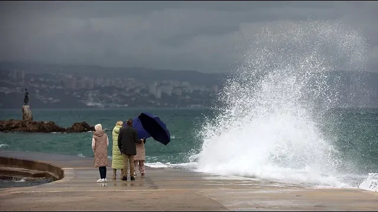 Jugo na moru pred opatijskom plažom Slatina