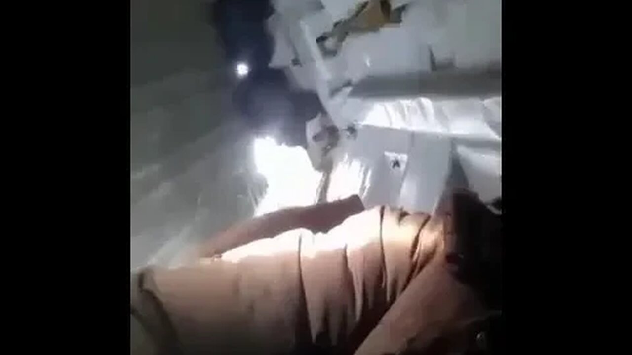 Porta de avião se abre durante voo na Rússia