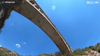 Ce jeune fait un plongeon impressionnant depuis le haut d'un pont