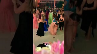 JÁ VIRAM JOGAR SANTO ANTÔNIO? #festadecasamento #shorts #bastidores #noiva #fy #bouquet