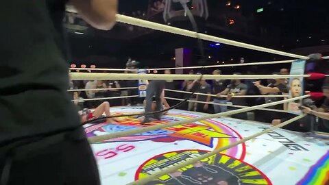 Bodybuilder VS 2 small people… not what you expected crazy fight, freak show fight, circus fight
