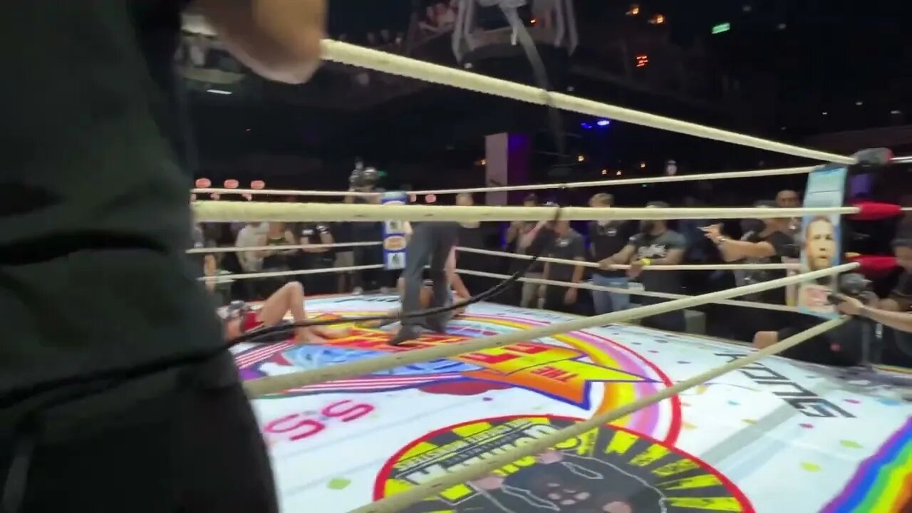 Bodybuilder VS 2 small people… not what you expected crazy fight, freak show fight, circus fight