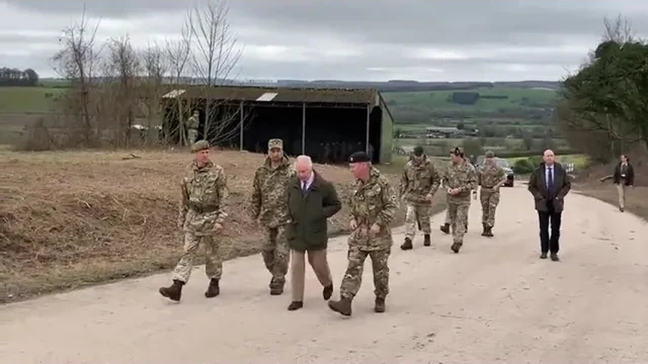 👑 🇬🇧 🇺🇦 King Charles is currently visiting Ukrainian military personnel undertaking training