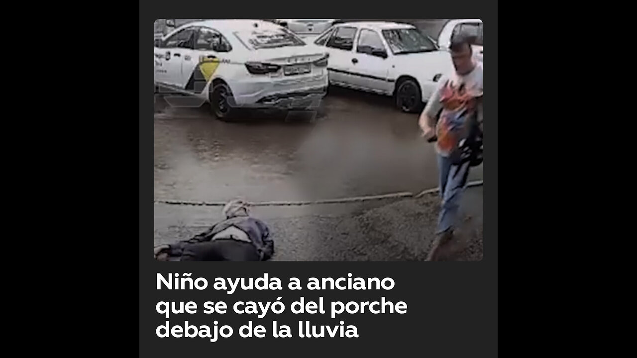 Vecina ignora a un anciano en el suelo debajo de la lluvia, pero lo ayuda un niño