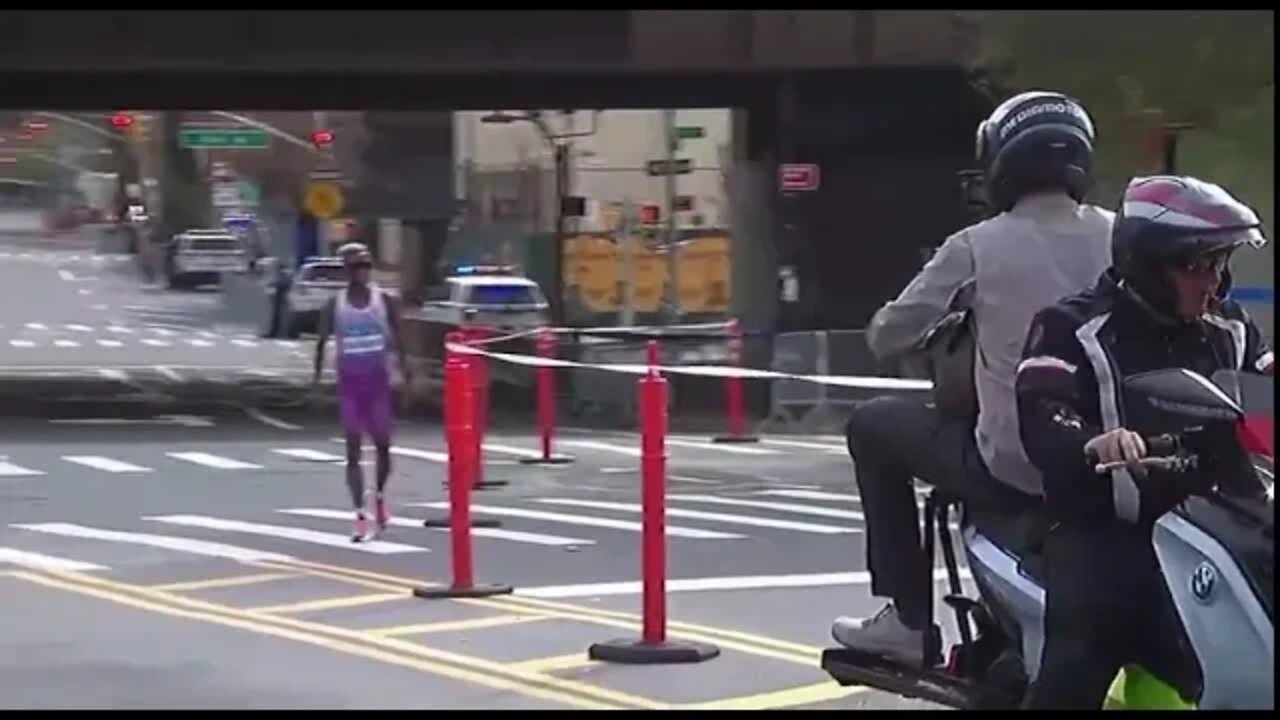 Lead runner Daniel Do Nascimento in New York City marathon collapses.