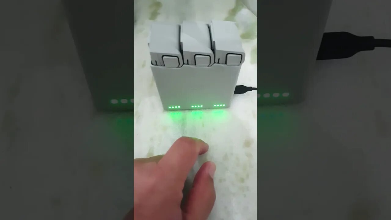 quando saber que as baterias do drone mini 3 pro estam todas carregadas no Hub de carregamento