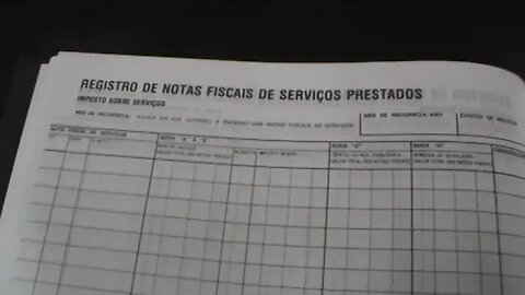 DIA-13/05/2022-11hs- ESCRITORIO -LIVROS DOCUMENTOS GUARDADOS POR VARIOS ANOS - LIMPEZA-LIXO