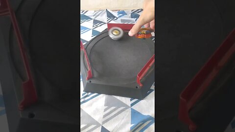 girando fafnir com a mão vs raphael #batalhadebeyblade #beyblade