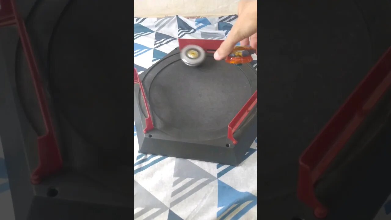 girando fafnir com a mão vs raphael #batalhadebeyblade #beyblade