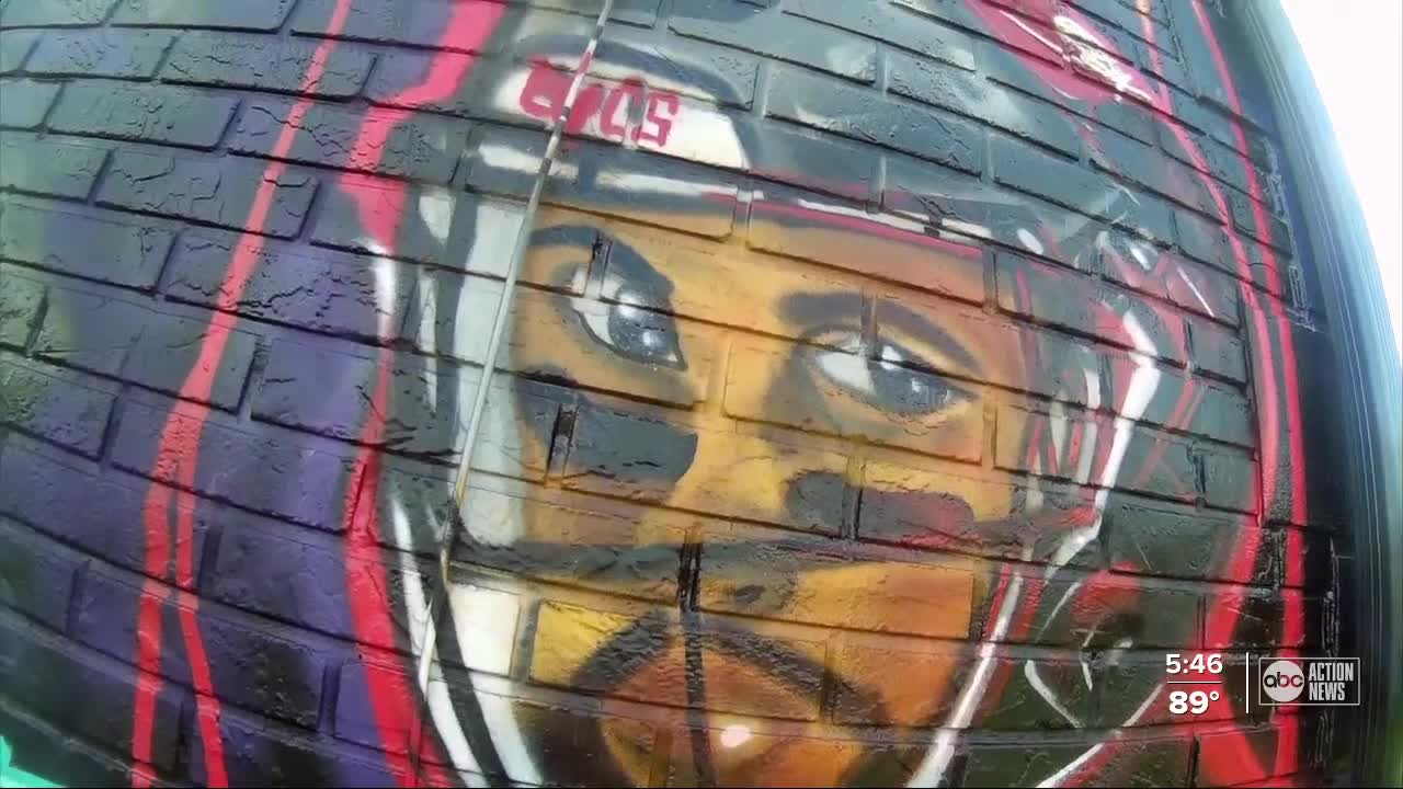 Artist paints massive Bucs mural featuring Tom Brady, Gronk and Mike Evans