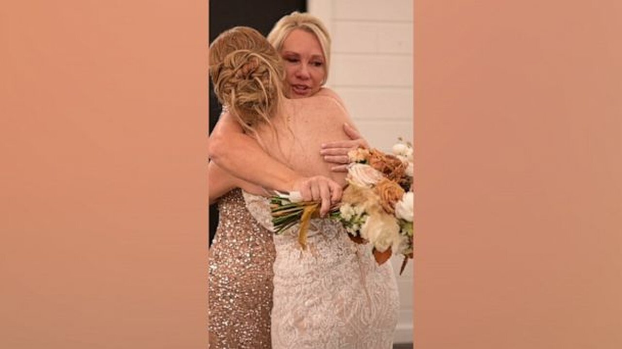 Watch how this bride honored her mom in a touching way at her wedding