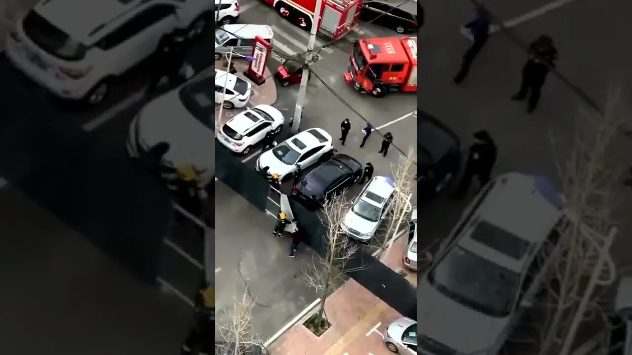 中共防疫封小区，小区起火，消防通道堵上了，消防车进不来，人祸！