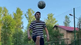 Jovem partilha a sua habilidade com a bola de futebol