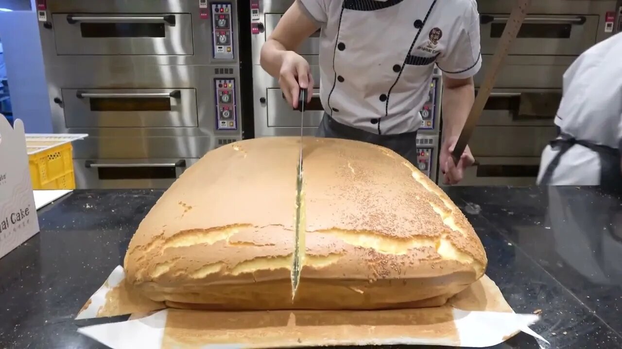 Original Jiggly Cake Cutting