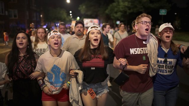 Parkland Students Start Nationwide Bus Tour In Chicago