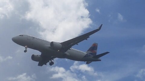 Airbus A320 PR-TYR na cabeceira da pista 11 do Aeroporto Internacional de Manaus