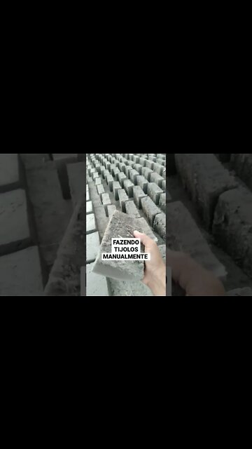 Fazendo tijolos manualmente