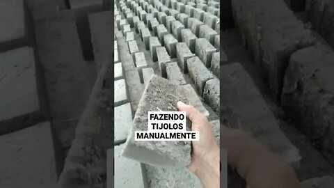 Fazendo tijolos manualmente