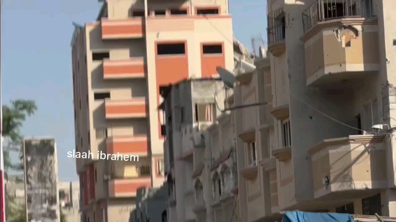 لحظة قصف الاحتلال برجاً سكنياً في مخيم البريج وسط قطاع غزة. .