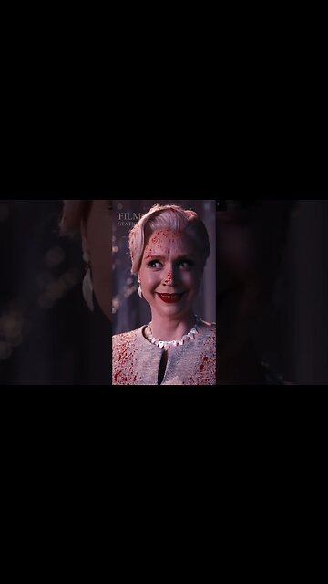 Wandinha fica Feliz achando que tá Chovendo Sangue no Baile #shorts