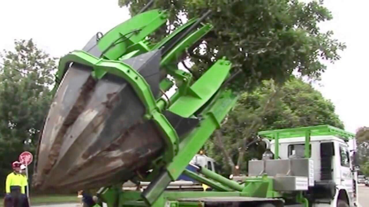 Gigantic Machine Relocates Trees Without Chopping Them Down - Dutchman Truck Spade