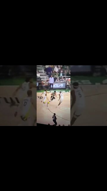 Giannis runs the floor for a slam dunk vs the warriors #giannisantetokounmpo