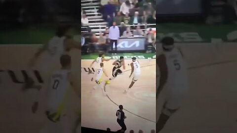 Giannis runs the floor for a slam dunk vs the warriors #giannisantetokounmpo