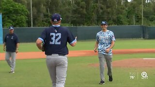 Former Keiser Seahawk Peter Crocito receives his Gold Glove award