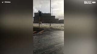 Une tempête recouvre de mousse la ville de Cap