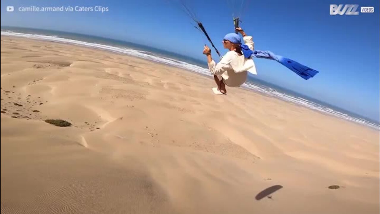 En parapente il survole une incroyable plage marocaine