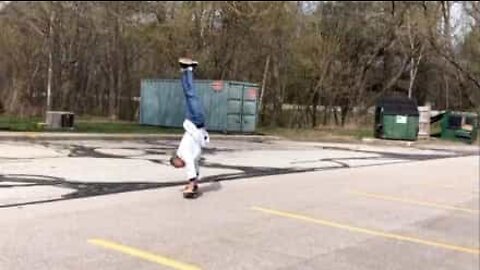Médico impressiona com acrobacias num skate