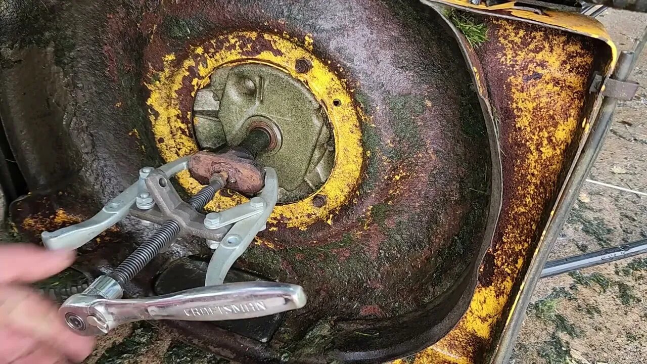 Lawn Mower Blade Adapter Removal with Gear Puller - Cub Cadet