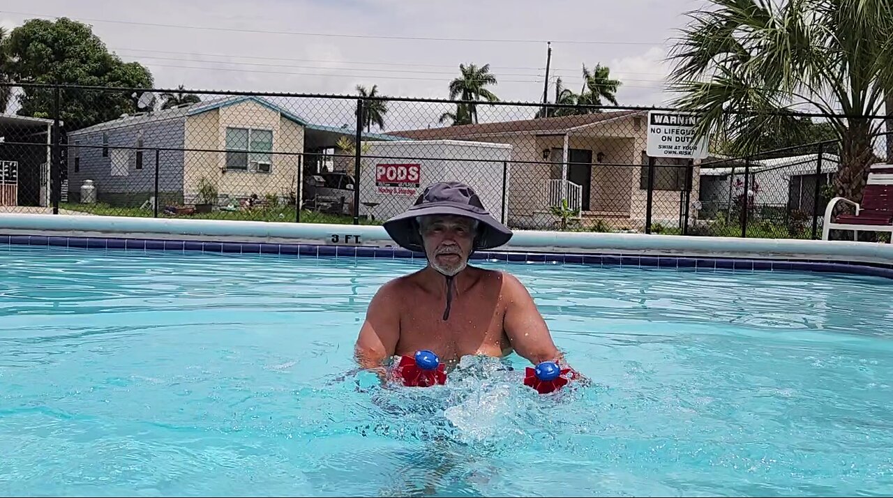 2023 M05 29 Robert en la piscina