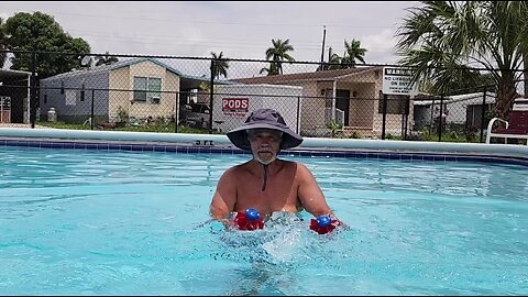 2023 M05 29 Robert en la piscina