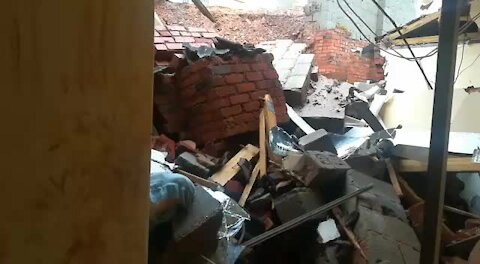 Video: Overport resident crushed to death in wall collapse #DurbanFloods (Er3)