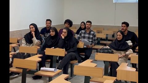 وقتی استاد چراغارو بخاطر وضعیت پراژکتور خاموش میکنه