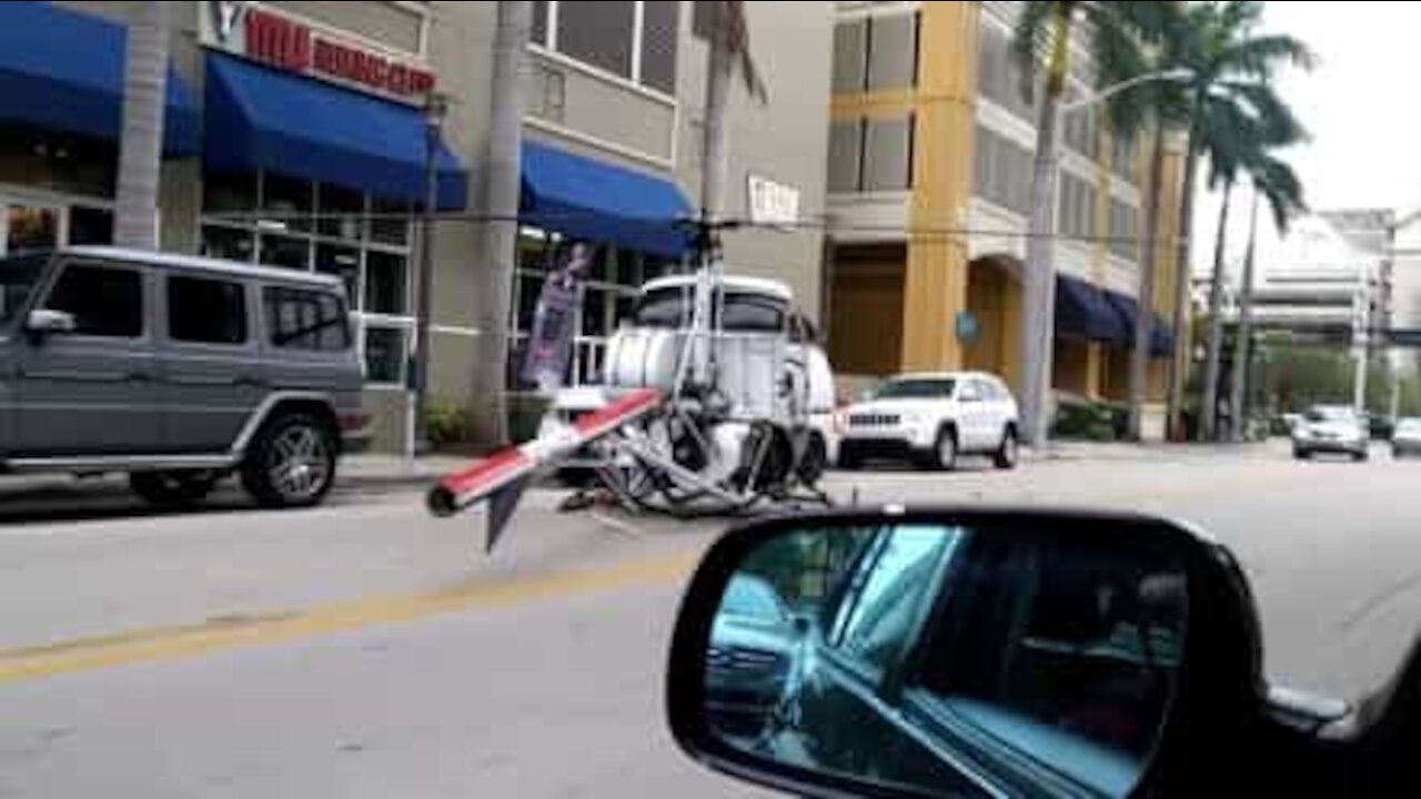 Hélicoptère: atterrissage forcé dans les rues de Floride