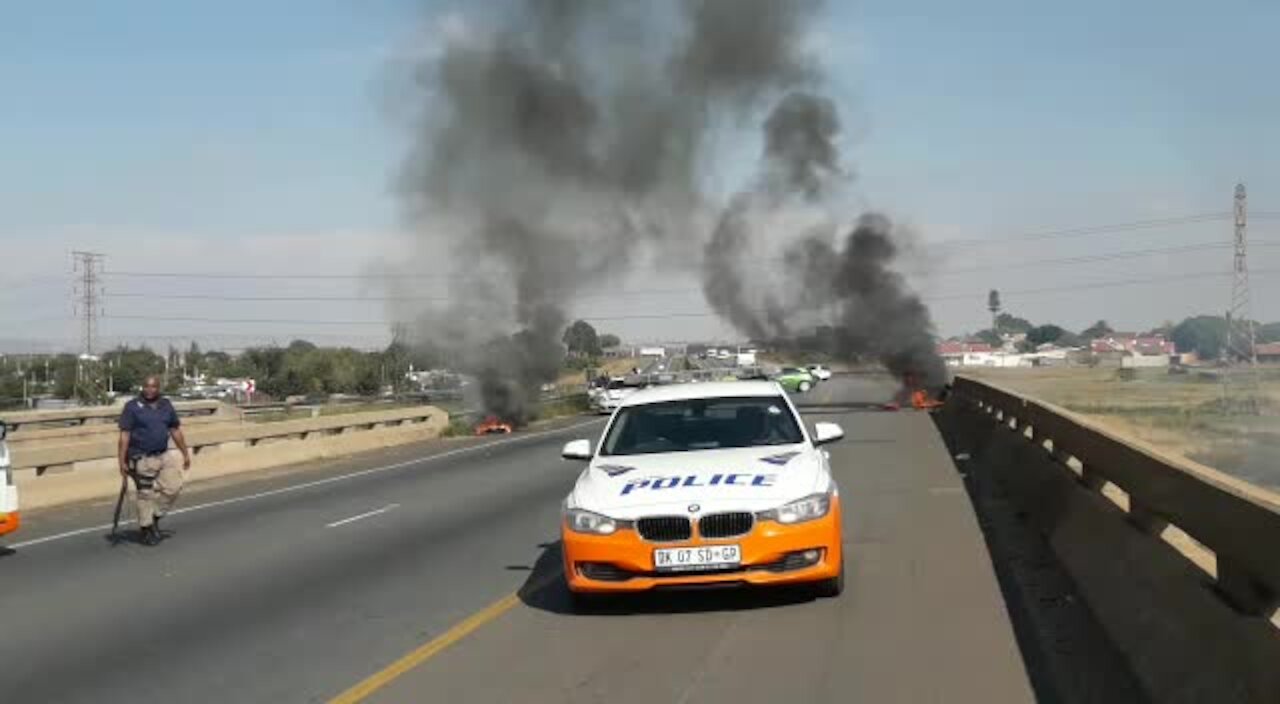 SOUTH AFRICA - Johannesburg - Eldorado Park protest turns violent (Videos) (Cpd)