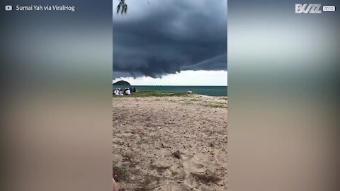 Tromba d’água assusta frequentadores de praia