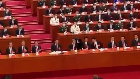 胡锦涛被架走前僵持20多秒，疑被习近平诓骗现场质问。《时刻新闻》