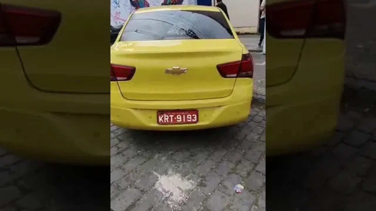 Urnas chegando de taxi na Escola Suécia