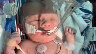 Pai se emociona ao segurar bebê pela primeira vez