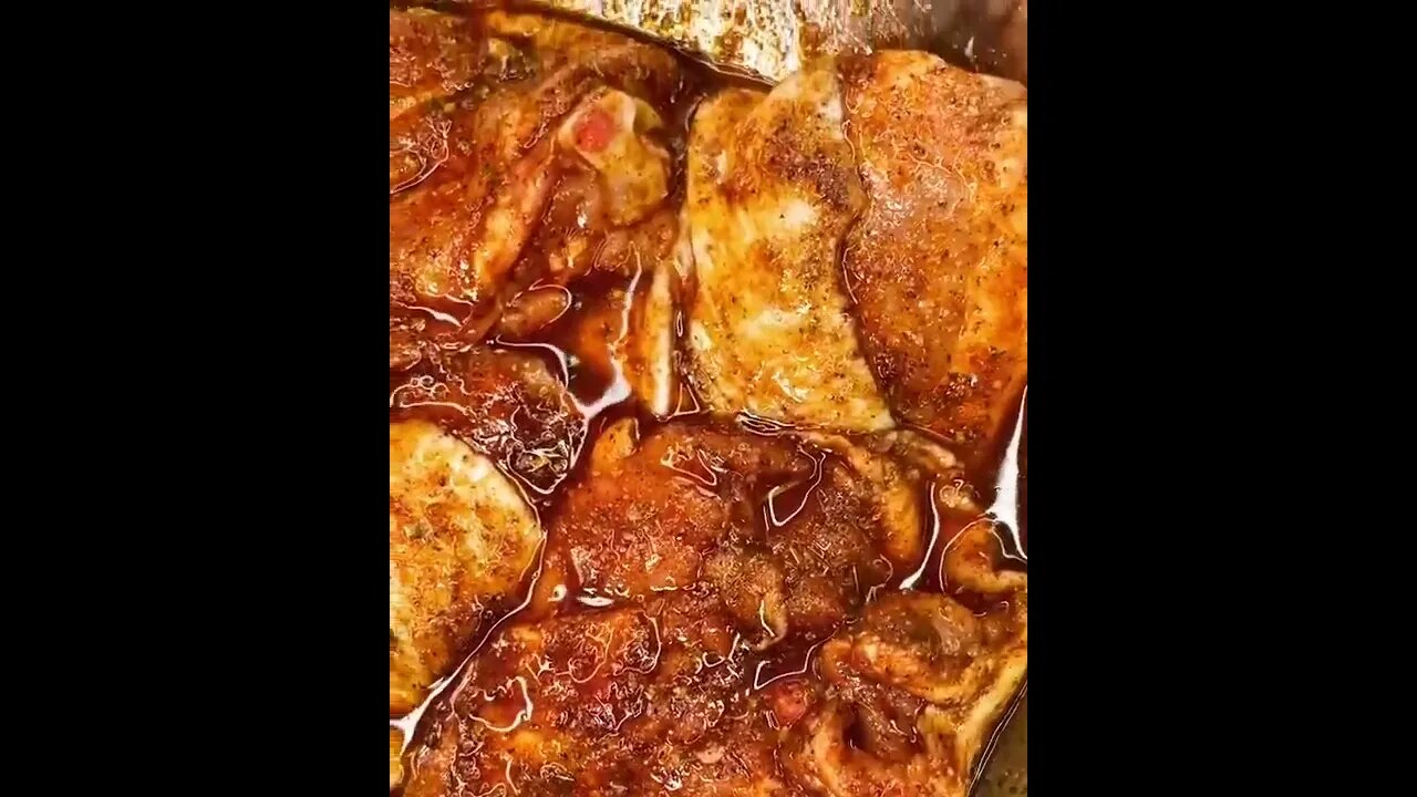 BBQ rubbed baked chicken thighs | @royaleeats on IG 🐔😀 #shorts