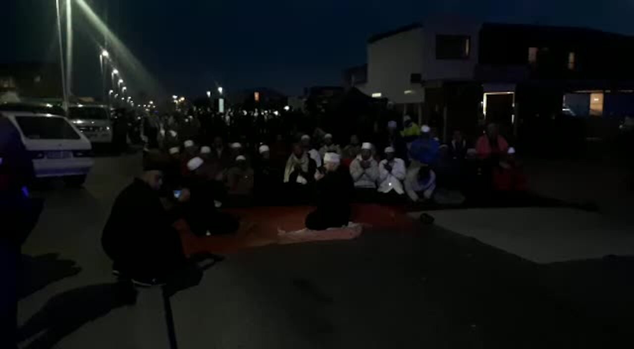 SOUTH AFRICA - Cape Town - Manenberg Iftaar (Video) (P37)