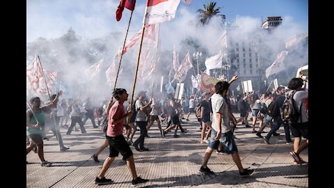 Miles de personas marchan en Buenos Aires para rechazar el acuerdo con el FMI