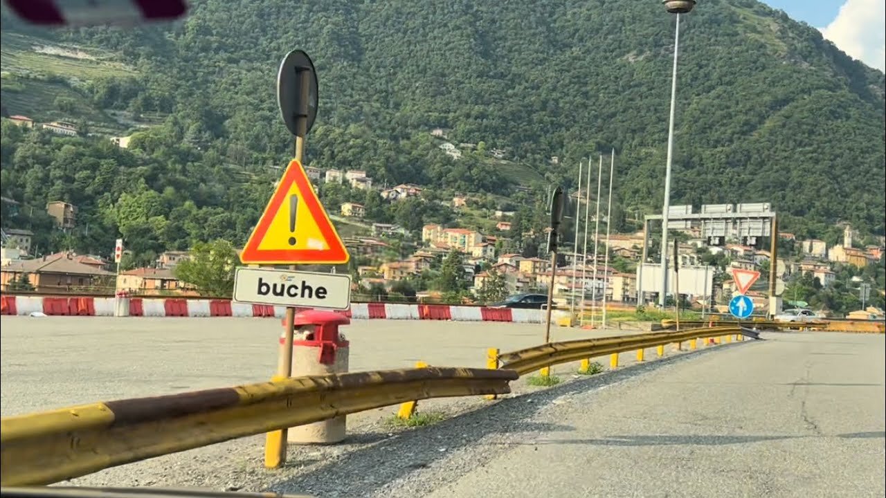 Dogana di Brogeda,Svizzera-Italia confine/Switzerland-Italy border CONFRONTO AUTOSTRADE MAGGIO 2023 il primo cartello è attenzione buche che è lì da solo 15 anni appena dopo la dogana SVIZZERA-LOMBARDIA di Brogeda buche mai riparate ma denunciate