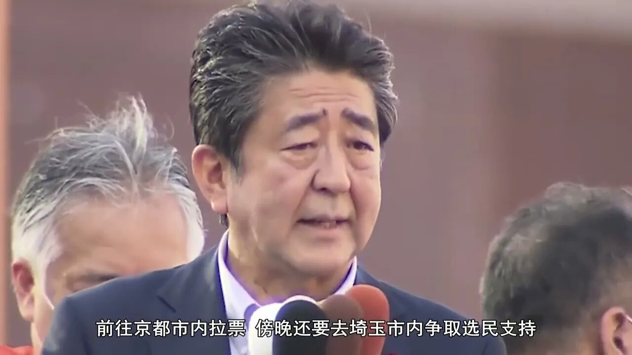 安倍伤势过重去世,夫人身穿灰色裙子一言不发,10名警卫全程护送